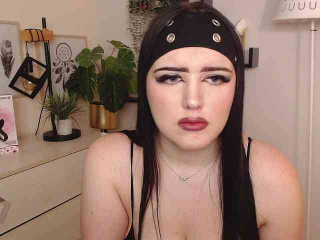 Miabrunette22 webcam