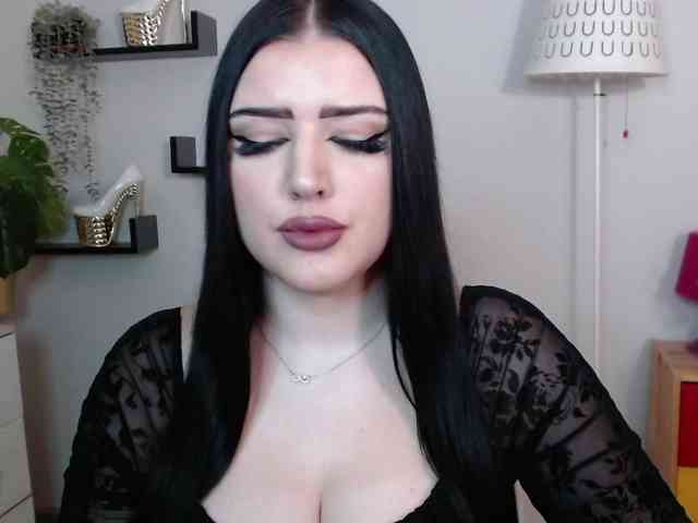 Miabrunette22 webcam