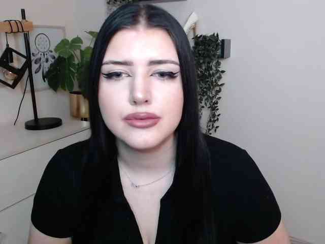 Miabrunette22 webcam