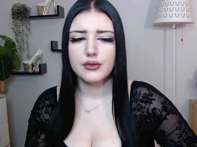 Miabrunette22 webcam