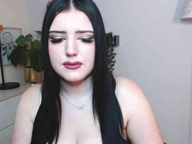 Miabrunette22 webcam