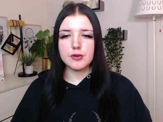 Miabrunette22 webcam