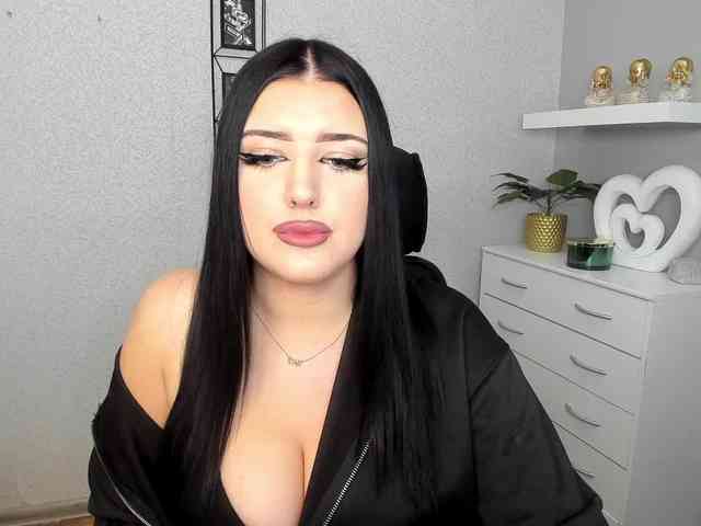 Miabrunette22 webcam