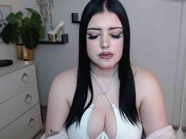 Miabrunette22 webcam