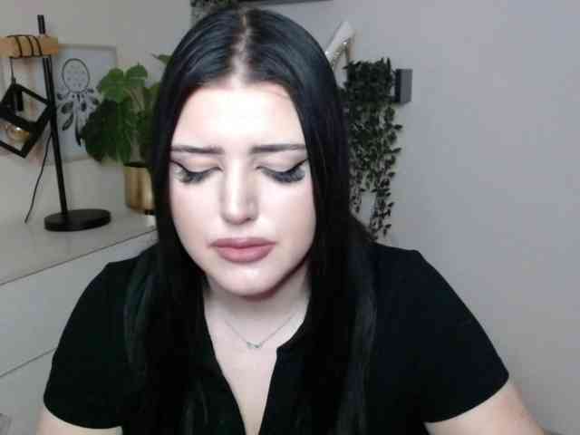 Miabrunette22 webcam