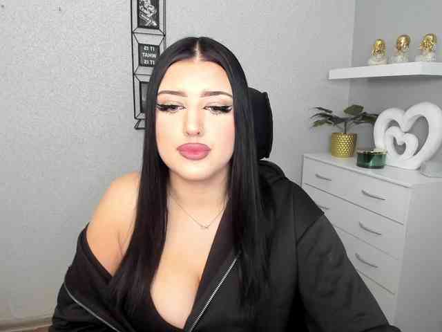 Miabrunette22 webcam