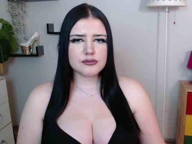 Miabrunette22 webcam