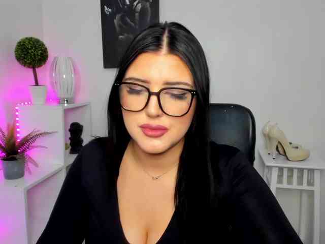 Miabrunette22 webcam