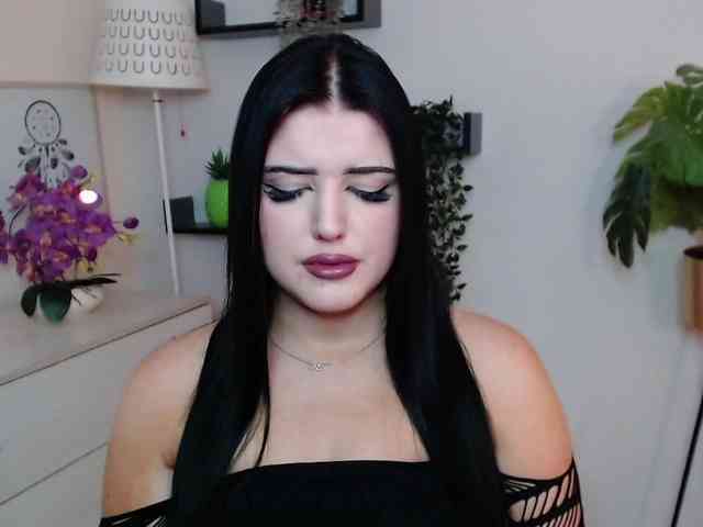 Miabrunette22 webcam