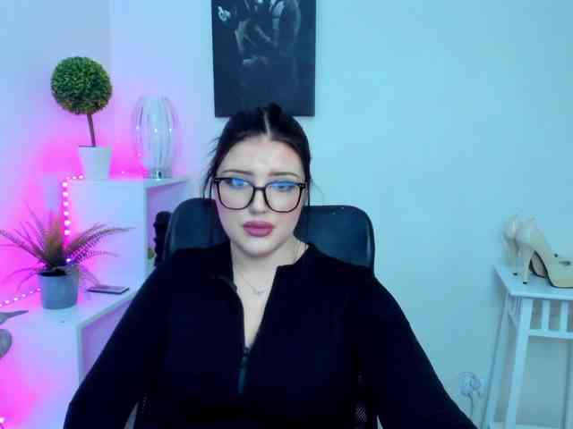 Miabrunette22 webcam