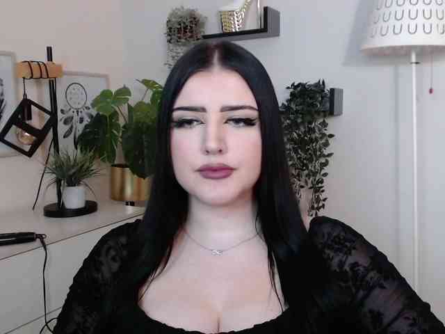 Miabrunette22 webcam