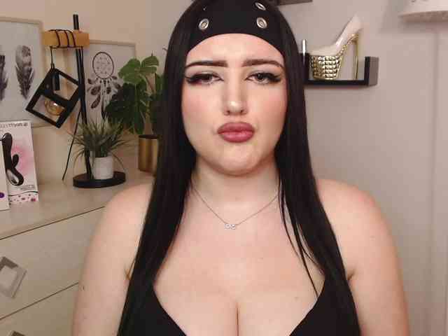 Miabrunette22 webcam