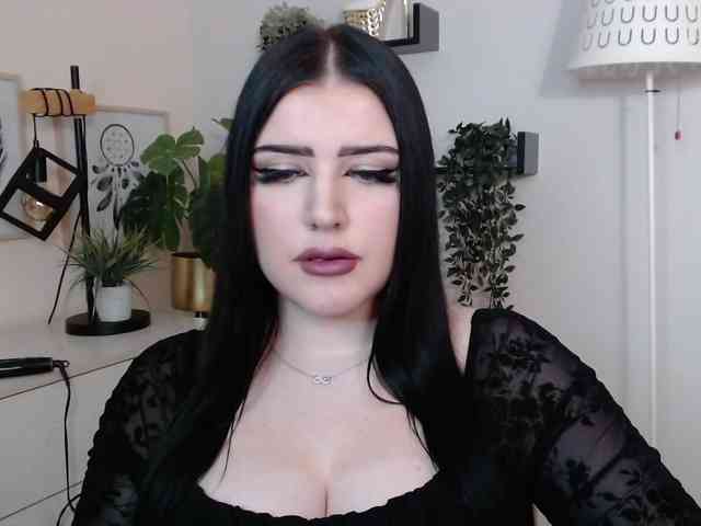 Miabrunette22 webcam