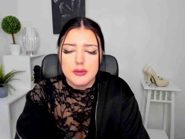 Miabrunette22 webcam