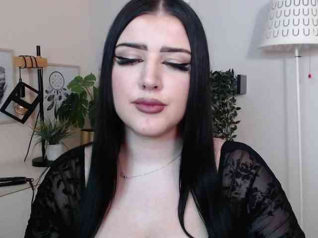 Miabrunette22 webcam