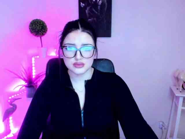 Miabrunette22 webcam