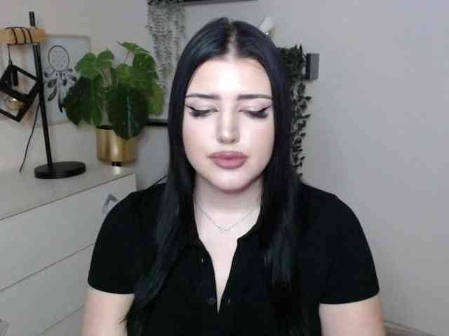 Miabrunette22 webcam