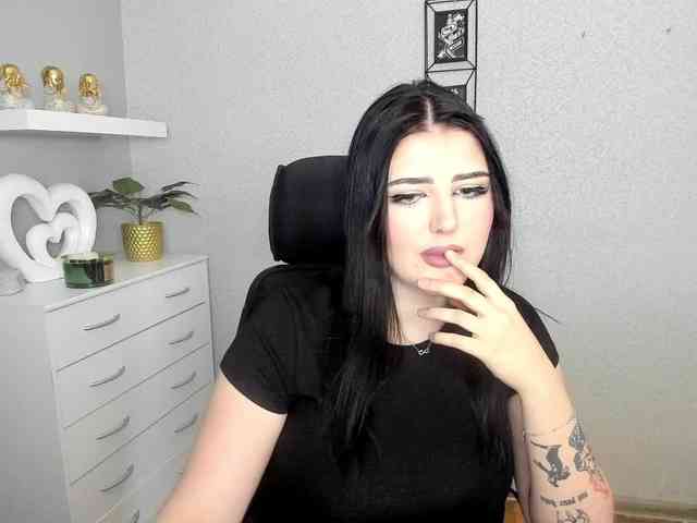 Miabrunette22 webcam