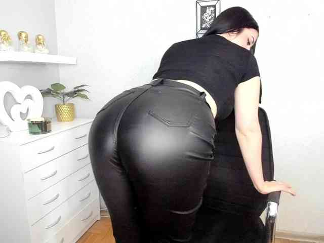 Miabrunette22 webcam