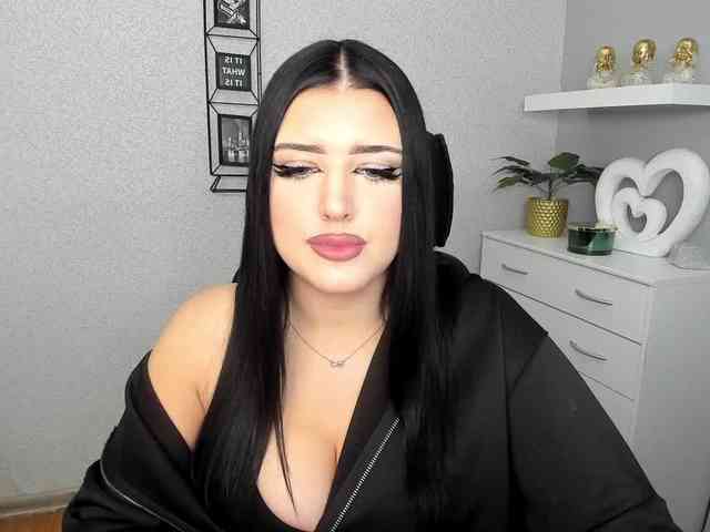 Miabrunette22 webcam