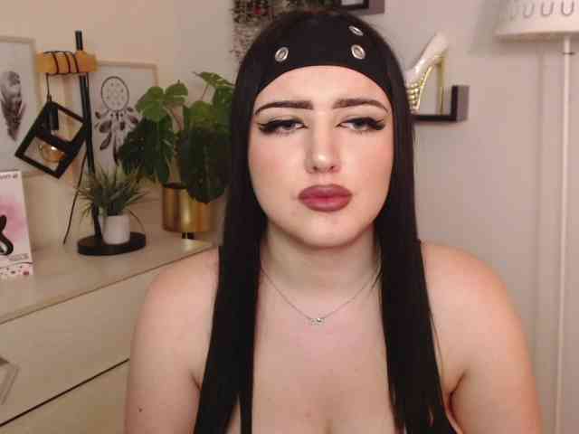 Miabrunette22 webcam