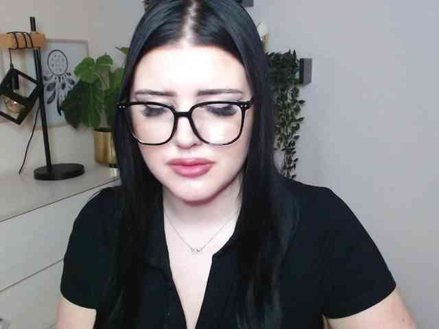 Miabrunette22 webcam
