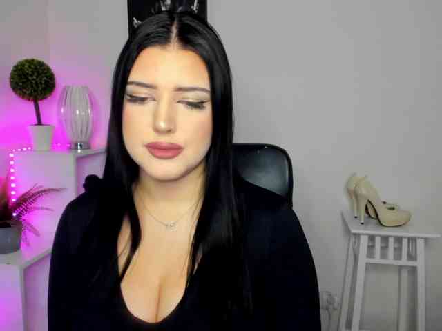 Miabrunette22 webcam