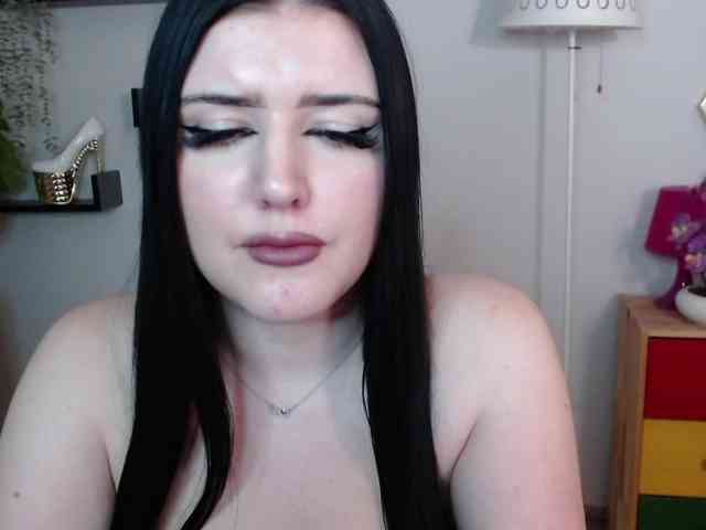 Miabrunette22 webcam