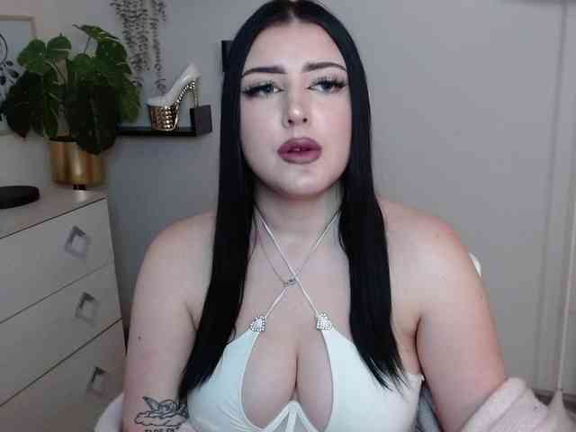 Miabrunette22 webcam