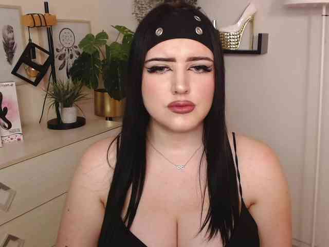 Miabrunette22 webcam