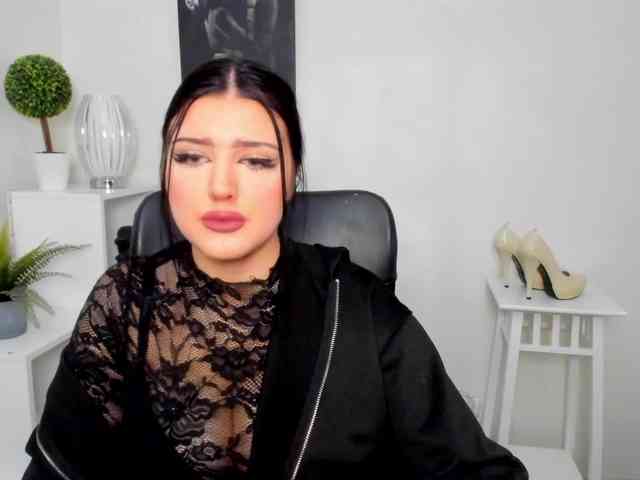 Miabrunette22 webcam