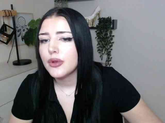 Miabrunette22 webcam