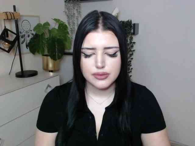 Miabrunette22 webcam