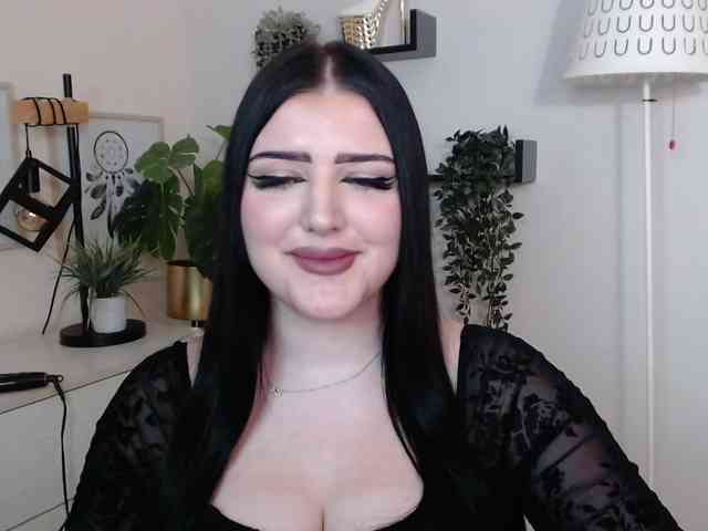 Miabrunette22 webcam