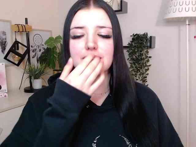 Miabrunette22 webcam