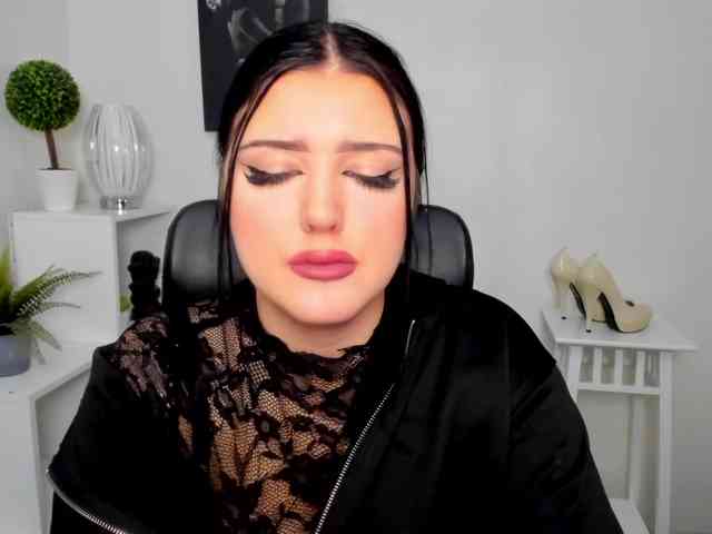 Miabrunette22 webcam