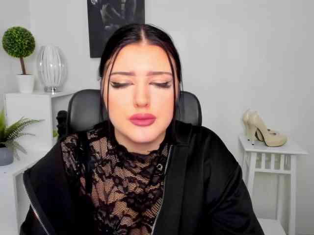 Miabrunette22 webcam