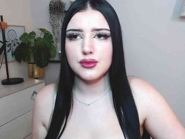 Miabrunette22 webcam