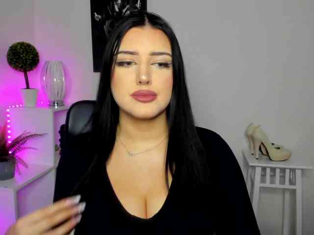 Miabrunette22 webcam