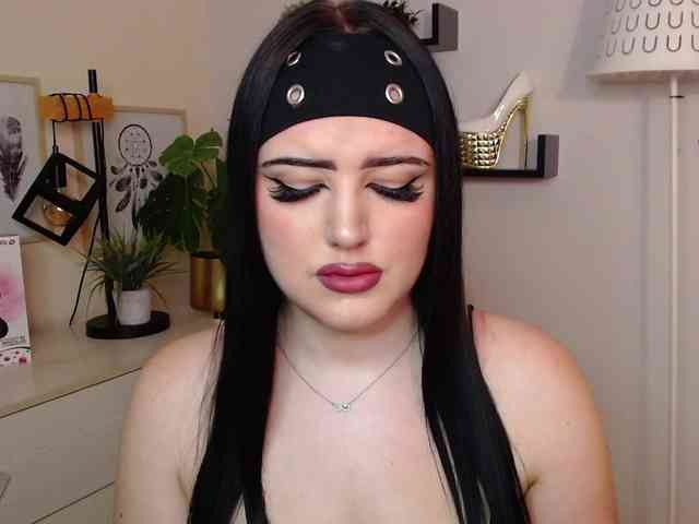 Miabrunette22 webcam