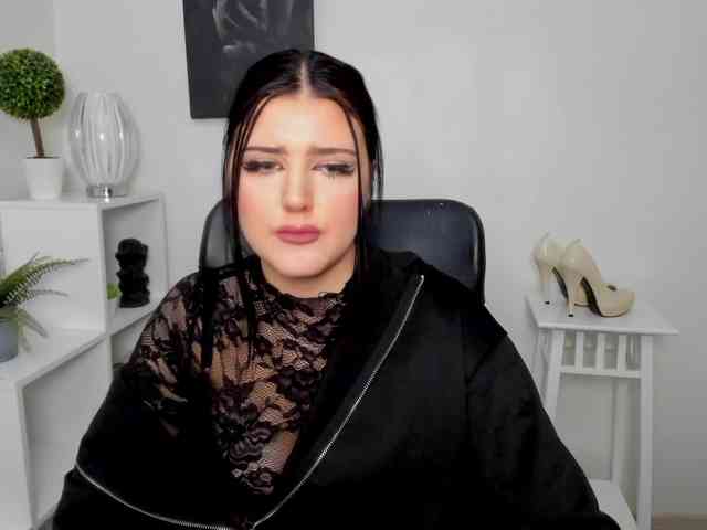 Miabrunette22 webcam