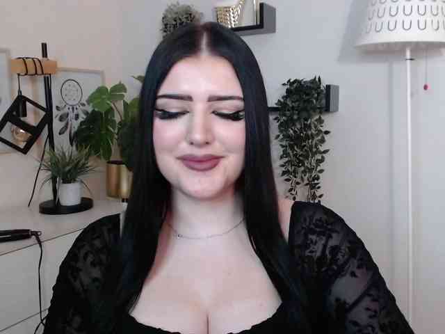 Miabrunette22 webcam