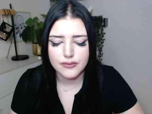 Miabrunette22 webcam