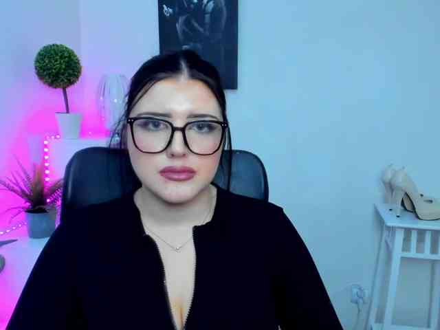 Miabrunette22 webcam