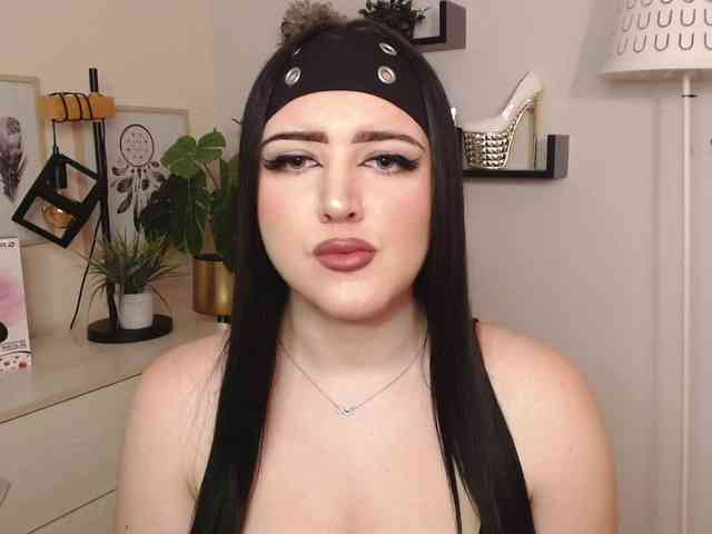 Miabrunette22 webcam