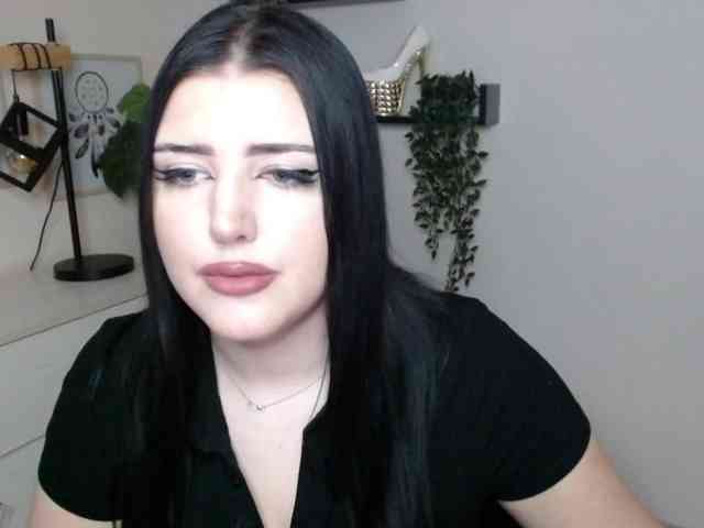 Miabrunette22 webcam