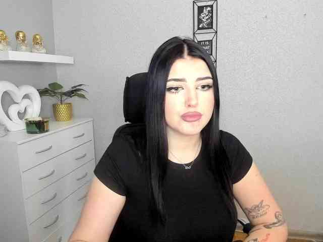 Miabrunette22 webcam