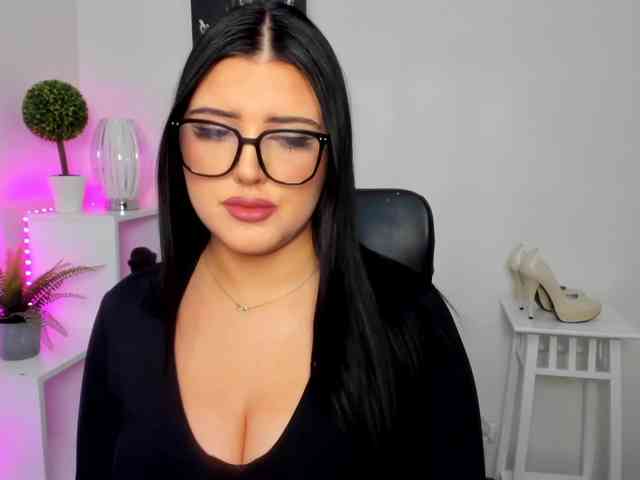 Miabrunette22 webcam