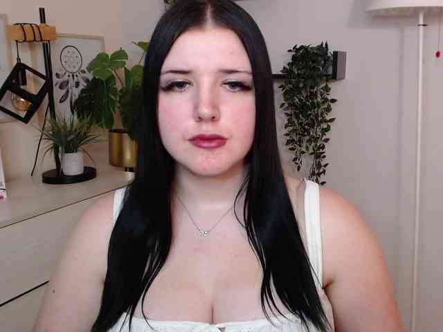 Miabrunette22 webcam