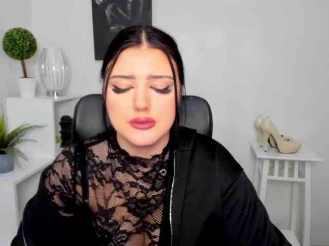 Miabrunette22 webcam